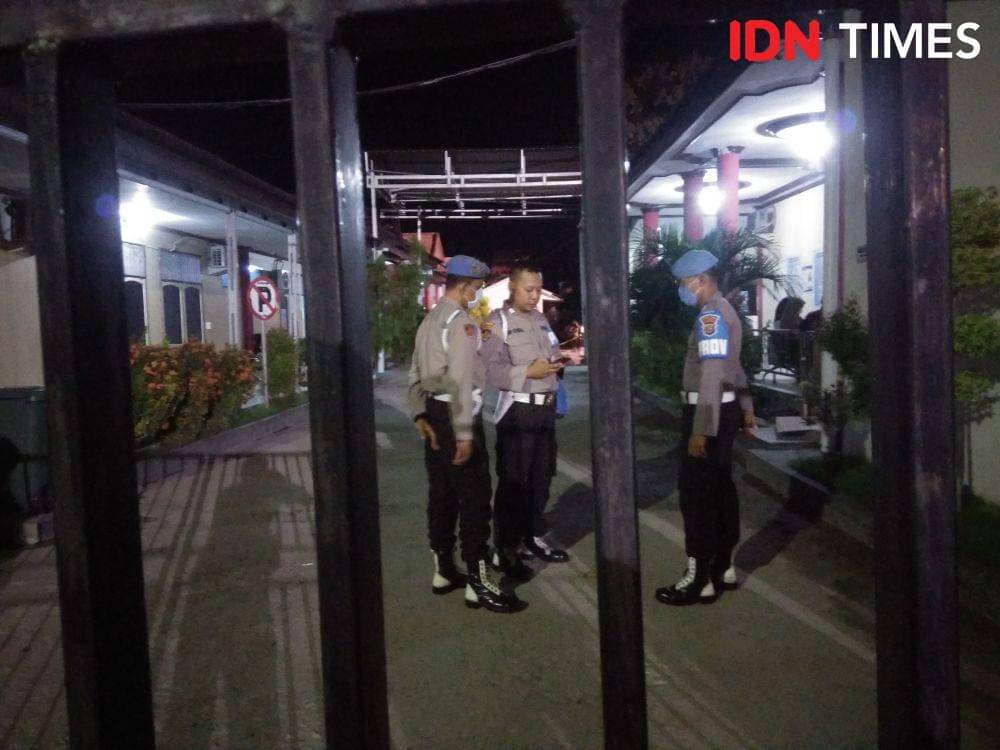 Ilustrasi aparat Kepolisian berjaga di rumah sakit. IDN Times/M Faiz Syafar