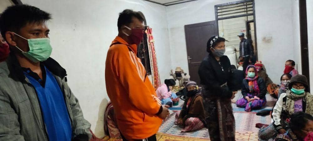 Kapolsek Purba, AKP B Pakpahan mengimbau pelayat tetap jaga jarak karena COVID-19 (Dok.IDN Times/Istimewa)