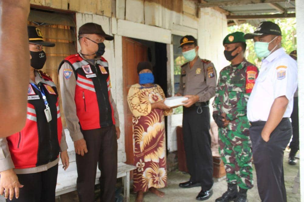 Pembagian nasi bungkus kepada masyarakat melalui dapur umum Polres Binjai (IDN Times/ istimewa)