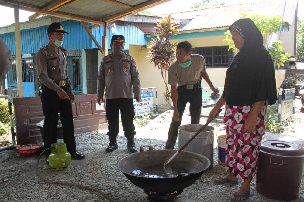 Proses masak memasak yang dilakukan di dapur umum Polres Binjai (IDN Times/ istimewa)