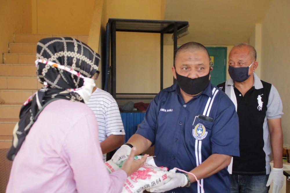 Ini Alasan Askot Medan Bagikan 520 Karung Beras kepada Warga