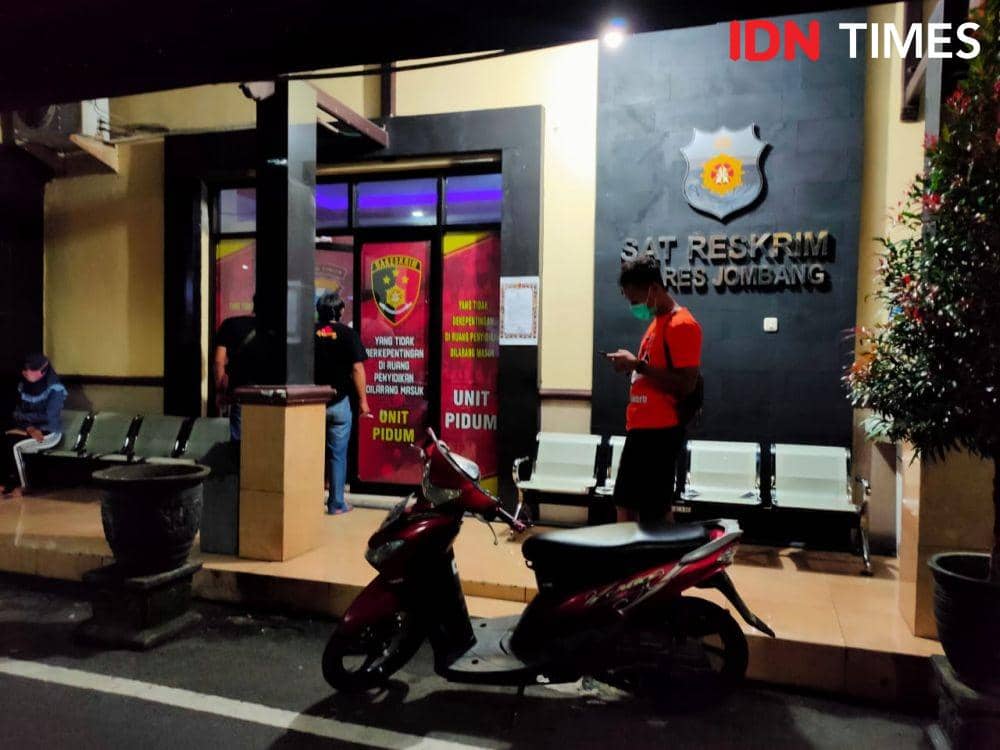Pelaku saat diamankan di Mapolres Jombang. IDN Times/ Zainul Arifin