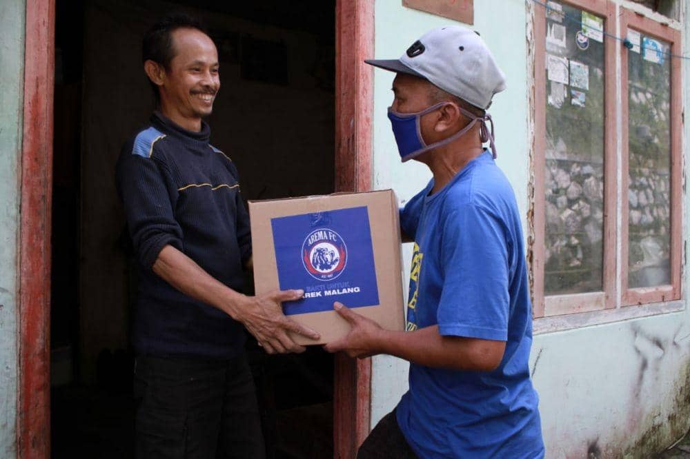 Arema FC menunjukkan kontribusi dengan memberikan bantuan kepada warga sekitar. Dok/ Arema FC