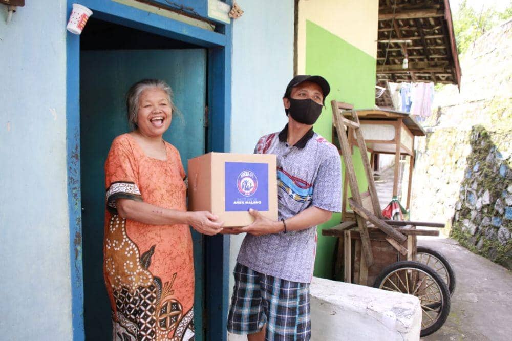 Bantuan diberikan untuk meringankan warga selama masa pandemi virus corona. Dok/ Arema FC