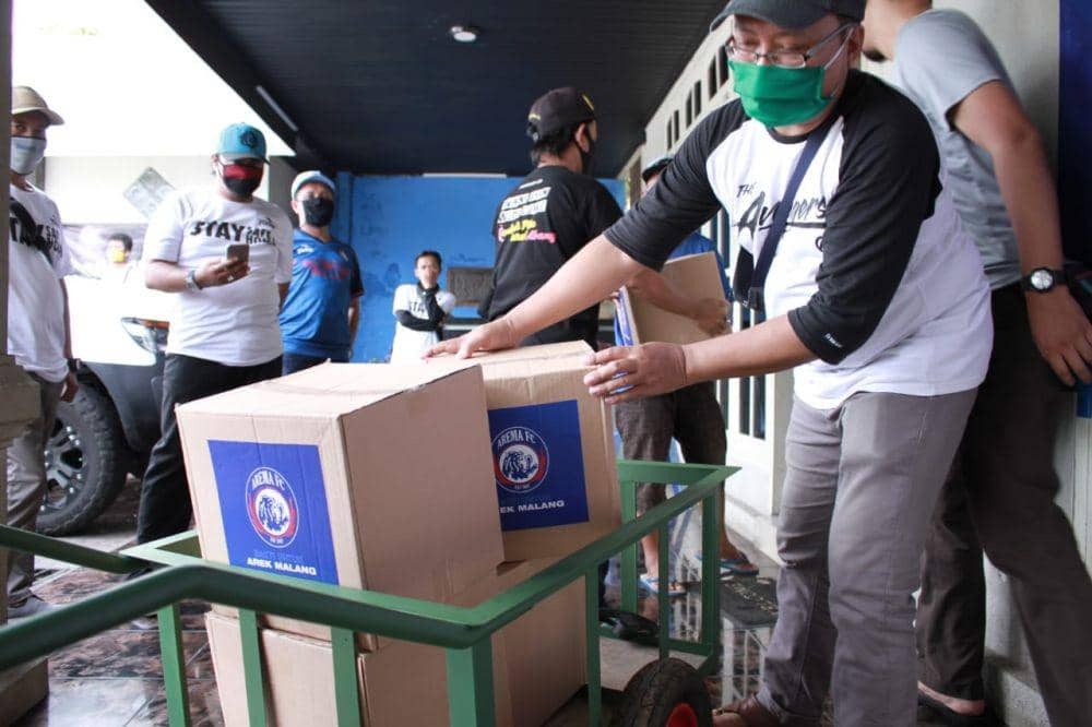 Ringankan Beban Warga Sekitar, Arema FC Bagikan Sembako