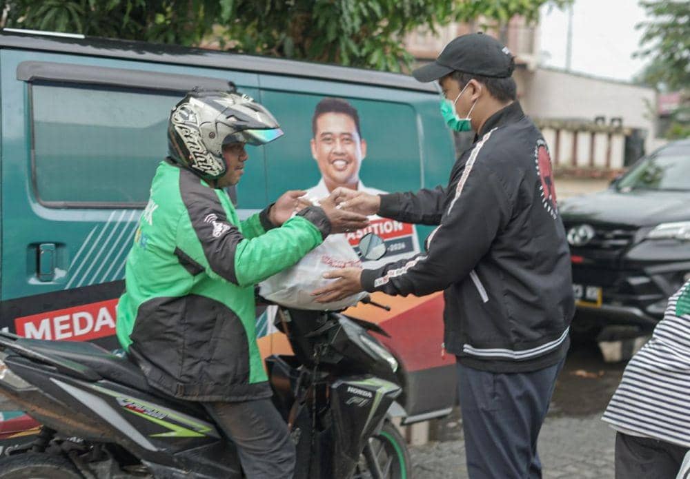 Menantu Presiden Jokowi, Bobby Afif Nasution saat berbagi rezeki dengan warga (Istimewa)
