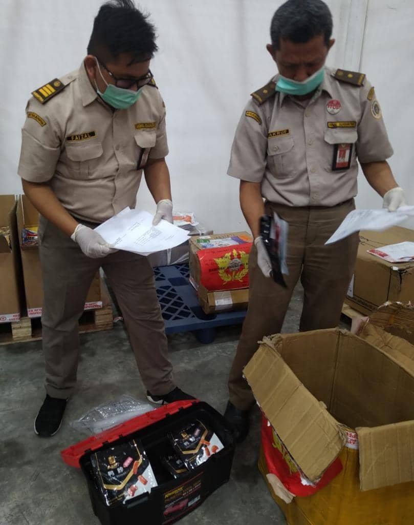 Petugas amankan produk hewan dari Tiongkok tanpa sertifikat kesehatan (dok. Balai Karantina Pertanian Kelas I Balikpapan)