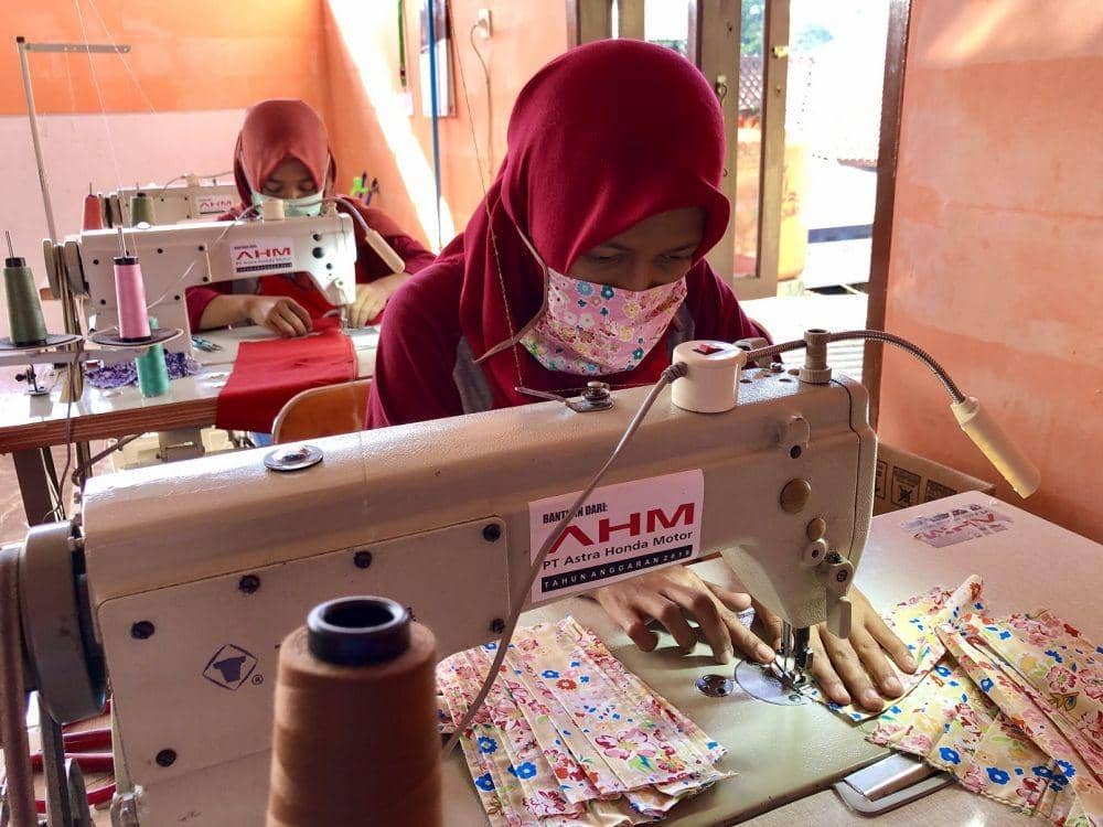 Perempuan dari Desa Kalihurip, Karawang, KSH memutuskan untuk memproduksi masker kain (Dok. IDN Times)