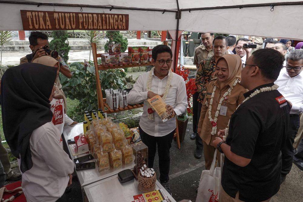 Menteri Desa PDTT Abdul Halim Iskandar (tengah), meninjau produk UMKM dan BUMDES yang melakukan kerjasama pemasaran dengan PT. Bukalapak melalui program "Tuka Tuku", saat kunjungan kerja di Desa Serang, Karangreja, Purbalingga, Jateng, Selasa (10/3/2020). Abdul Halim Iskandar menargetkan pada tahun 2021, 70 persen desa di Indonesia sudah mulai beralih menjadi desa digital dan mengatur pengelolaan dana desanya menggunakan transaksi non tunai, untuk meminimalisir praktik korupsi dana desa (ANTARA