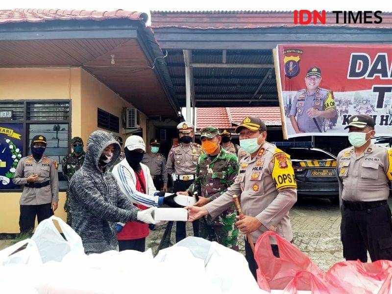 Dandim 0913/PPU, Letkol Inf Mahmud dan Kapolres PPU, AKBP M. Dharma Nugraha menyerahkan nasi kotak kepada perwakilan warga berpenghasilan rendah (IDN Times/Ervan Masbanjar)