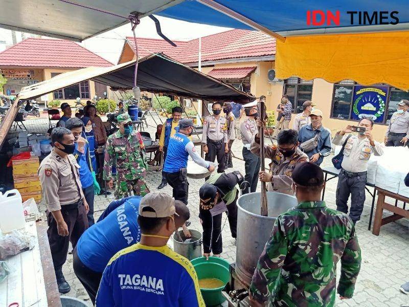 TNI-Polri dan Tagana Dinsos PPU Bekerjasama menyiapkan masakan bagi masyarakat yang terkena imbas corona (IDN Times/Ervan Masbanjar)