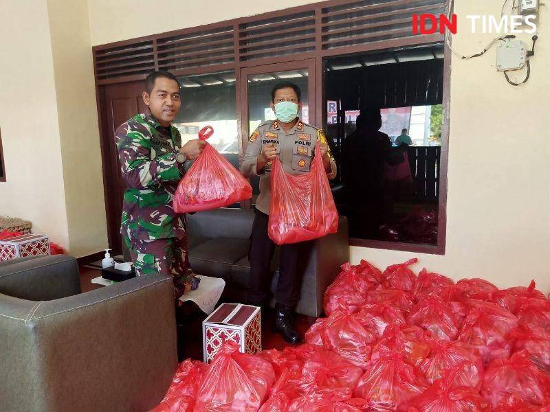 Dandim 0913/PPU, Letkol Inf Mahmud dan Kapolres AKBP M. Dhrama Nugraha menunjukan sembako yang dibagikan kepada warga terdata terkena imbas corona (IDN Times/Ervan Masbanjar)