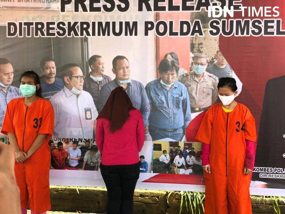 Ketiga tersangka diamankan di Polda Sumsel (IDN Times/Rangga Erfizal)