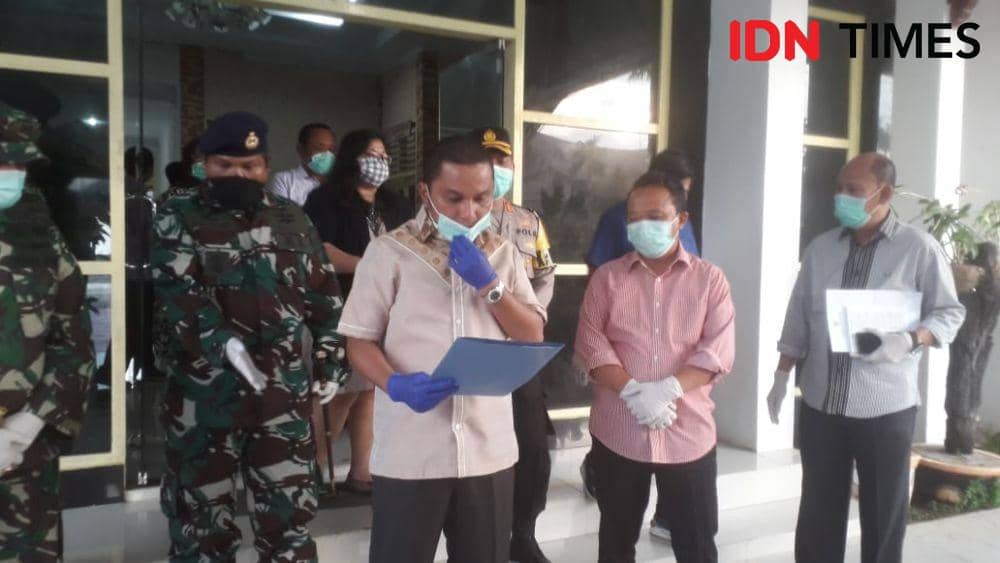 Bupati Tapteng, Bakhtiar Ahmad Sibarani saat menggelar konfrensi pers, Kamis (16/4) (Hendra Simanjuntak/IDN Times)