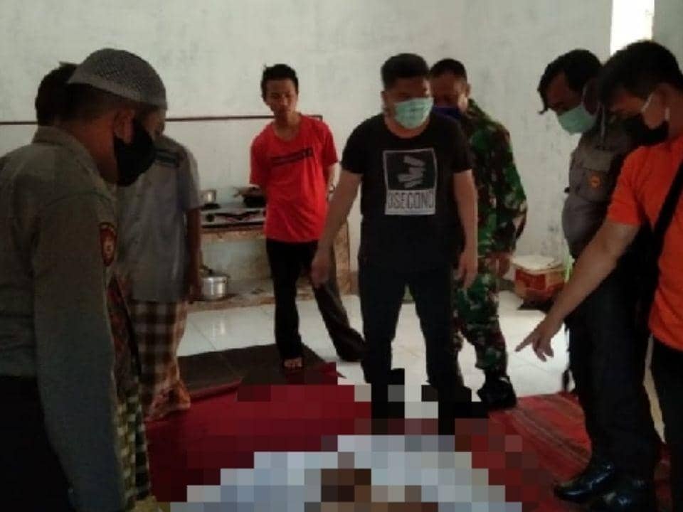 Polisi mengidentifikasi mayat korban. IDN Times/istimewa