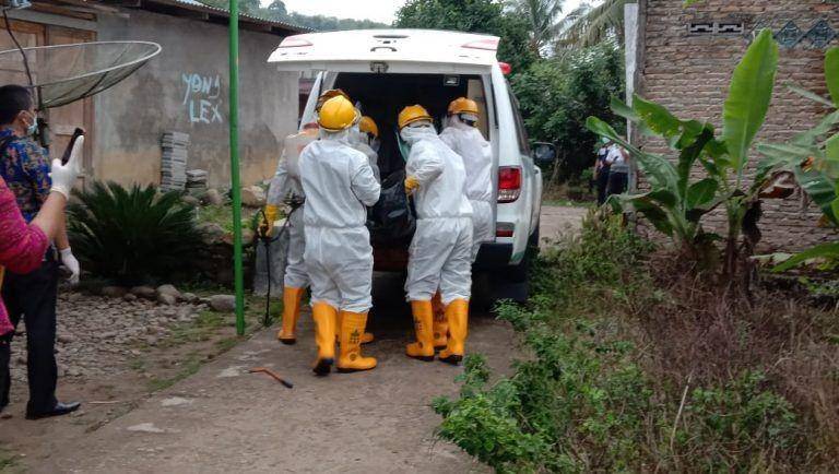 Pemakaman RWT dilakukan oleh petugas medis yang dilengkapi APD (Istimewa/Dok IDN Times)