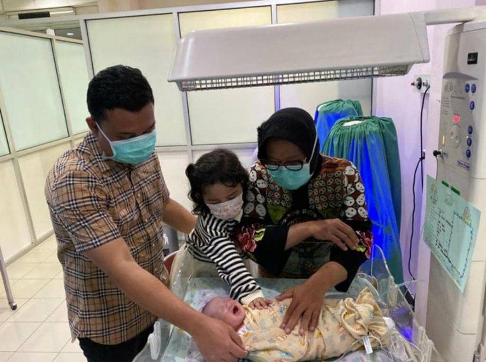 Wali Kota Surabaya Tri Rismaharini saat dikaruniai cucu kedua, Kamis (16/4). Dok.IDN Times/istimewa
