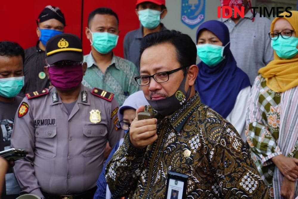 Wakil Wali Kota Yogyakarta Heroe Poerwadi terisak saat memberikan keterangan. (IDN Times/Tunggul Damarjati)