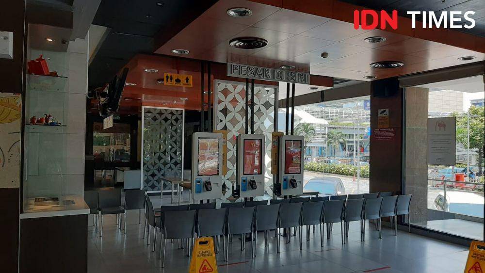 Suasana restoran cepat saji saat PSBB Jakarta (IDN Times/Besse Fadhilah)