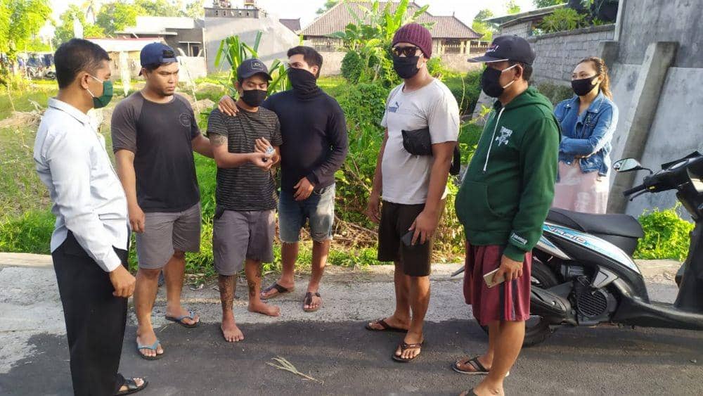 Pasangan kekasih I Made Hendra Wijaya dan Luh De Sarthika Dewi ditangkap petugas Buser Unit Sat Narkoba, Polres Klungkung, Rabu (15/4). (Dok.IDN Times/Istimewa)