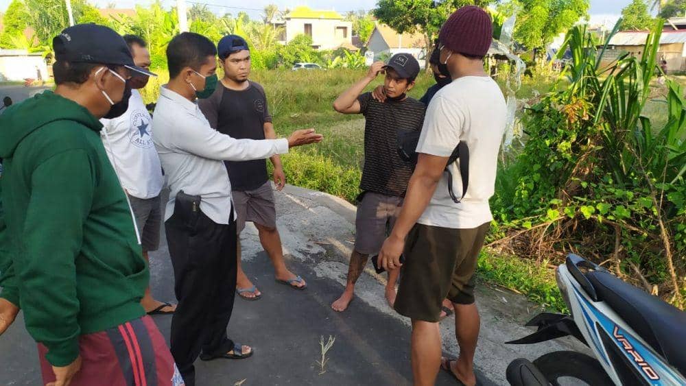 Pasangan kekasih I Made Hendra Wijaya dan Luh De Sarthika Dewi, ditangkap petugas Buser Unit Sat Narkoba, Polres Klungkung, Rabu (15/4). (Dok.IDN Times/Istimewa)