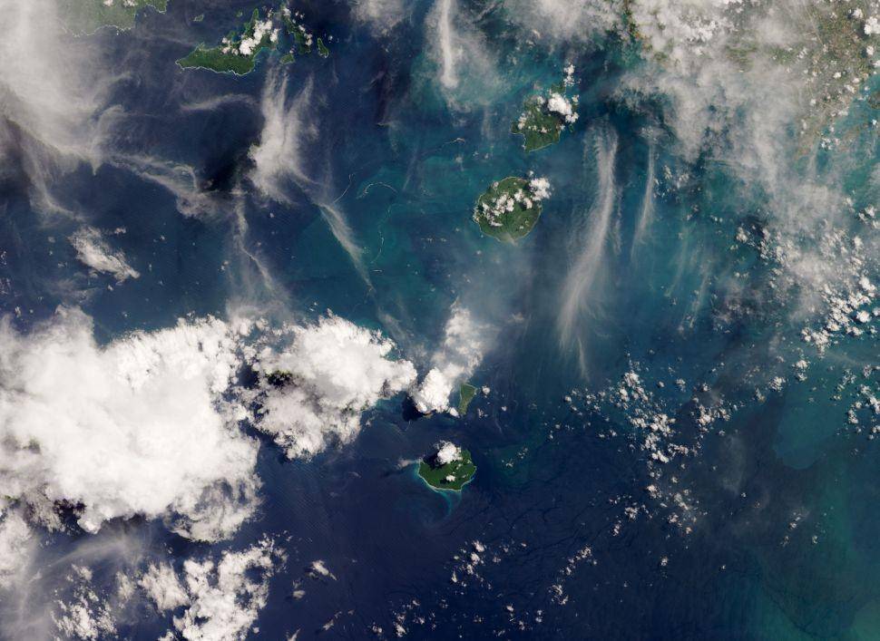 Tampak erupsi Anak Krakatau dari angkasa (13/4). NASA Earth Observatory/Lauren Dauphin