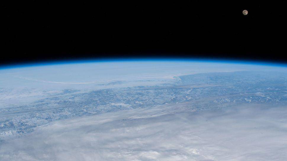 Pink Moon dari International Space Station (8/4). NASA