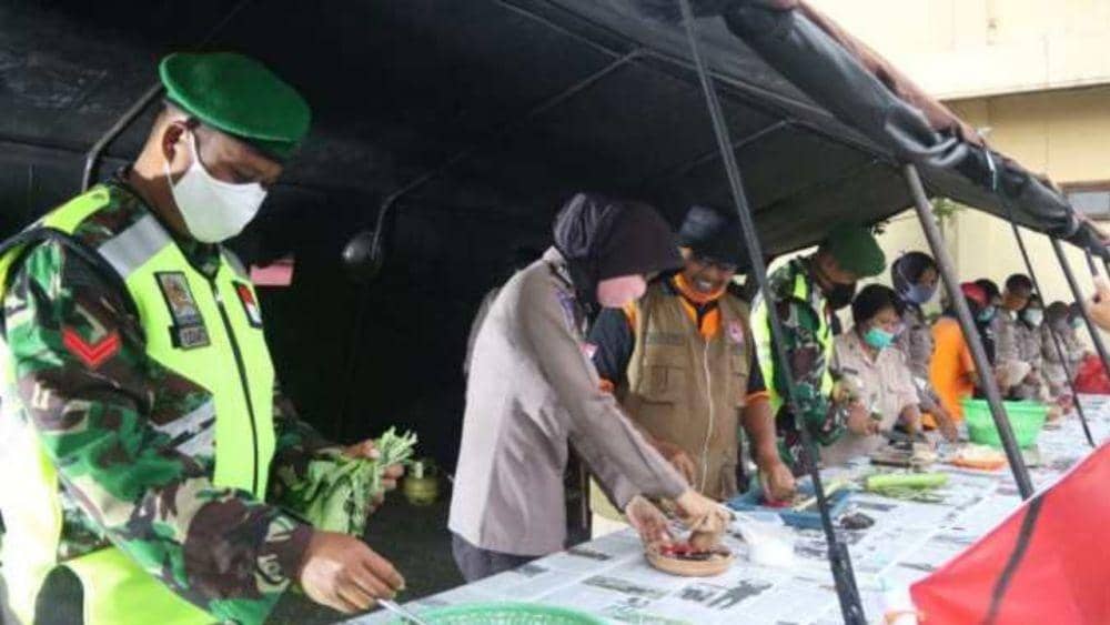 Dapur umum terpadu untuk warga terdampak corona. IDN Times/Polres Mojokerto