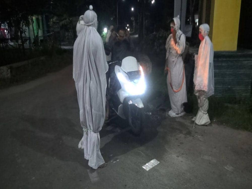 Sekelompok pemuda di Lamongan berdandan seperti pocong saat membagikan masker gratis pada warga. IDN Times/Istimewa