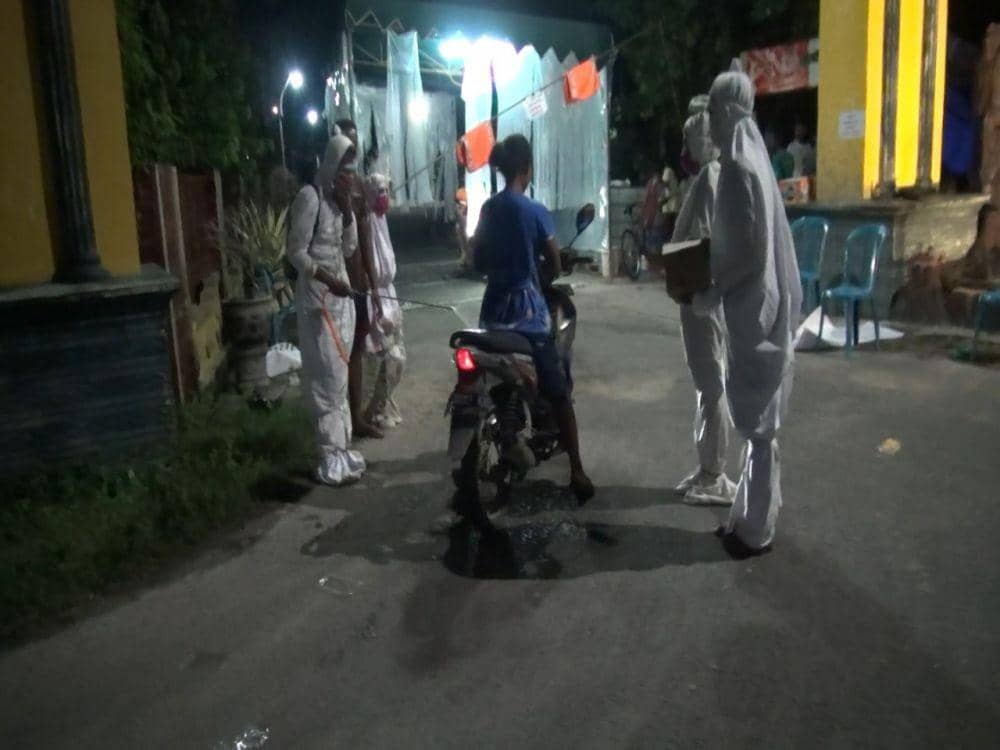 Sekelompok pemuda di Lamongan berdandan seperti pocong saat membagikan masker gratis pada warga. IDN Times/Istimewa