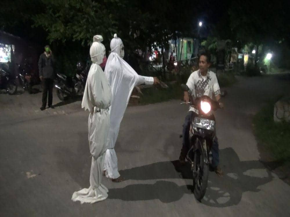 Sejumlah 'Pocong' di Lamongan Bagikan Masker Gratis