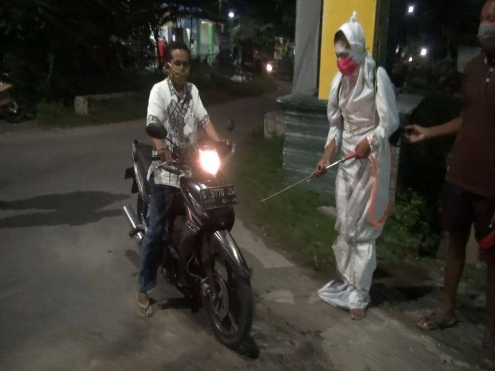 Sekelompok pemuda di Lamongan berdandan seperti pocong. IDN Times/Istimewa