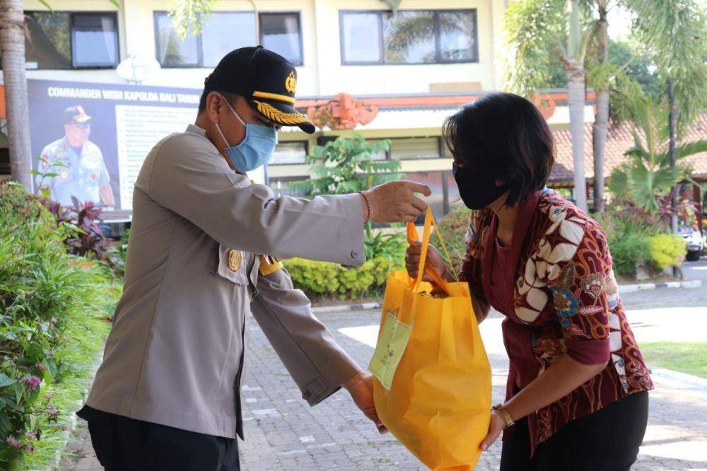 Pemberian paket sembako peduli kasih  Kapolda Bali untuk PLH Polres Tabanan (Dok.IDN Times/Istimewa)