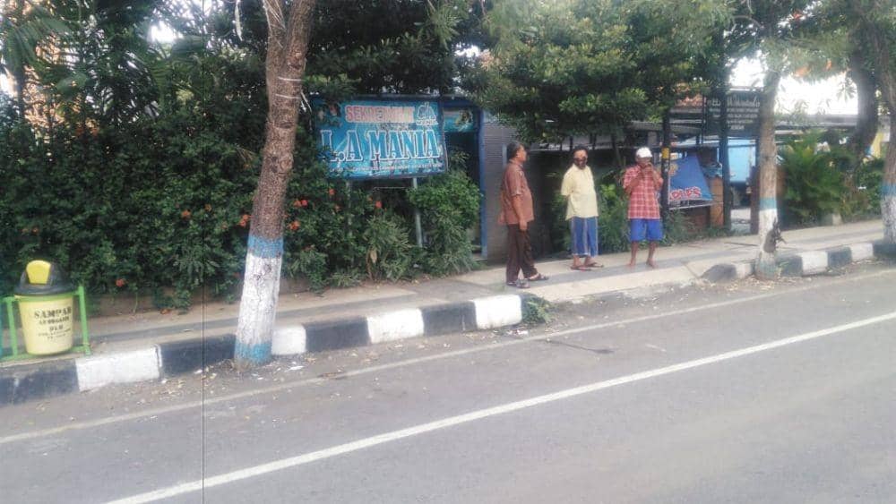 Sejumlah warga nampak berdiri di depan sekretariat LA Mania. IDN Times/Imron