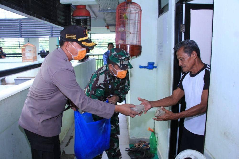 Pembagian nasi bungkus sebagai dampak wabah virus corona di rusunawa Kabupaten Madiun, Jumat (17/4). Dok.IDN Times/Istimewa