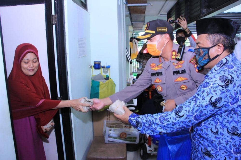 Pembagian nasi bungkus dari jajaran tiga pilar Kabupaten Madiun kepada penghuni rusunawa di Desa Kaligunting, Kecamatan Mejayan, Kabupaten Madiun, jumat sore (17/4).  Dok.IDN Times/Istimewa