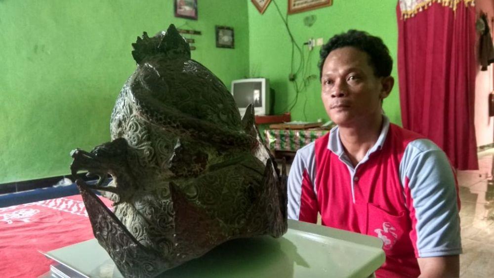 Cari Pasir di Sungai, Warga Blitar Temukan Mahkota Berkepala Naga
