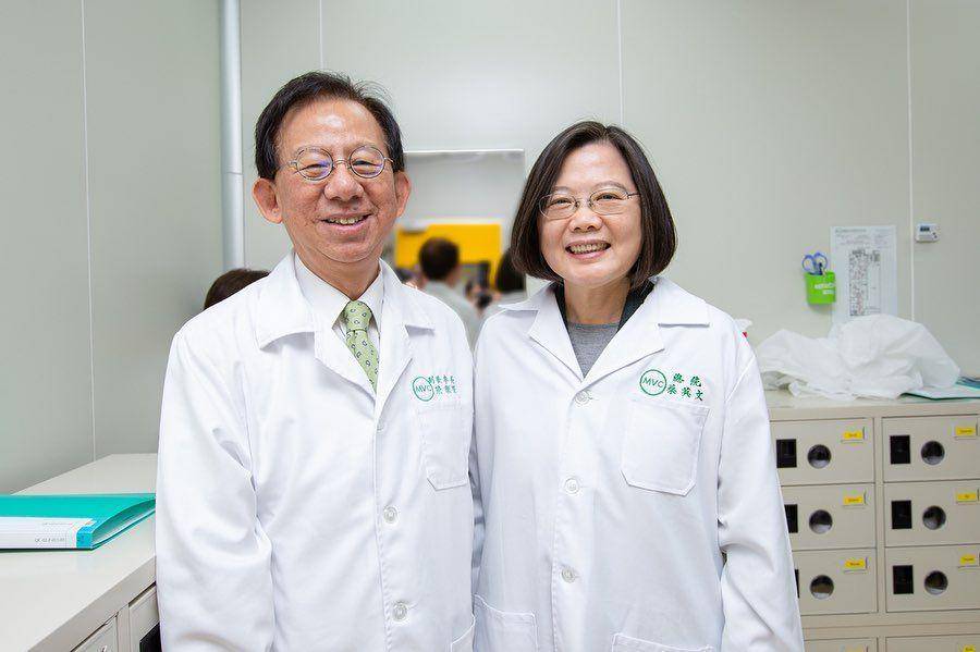 Presiden Taiwan, Tsai Ing-wen bersama Direktur Liang Gung-yi dari Institut Kesehatan Nasional pada 20 Februari 2020. Photo: instagram.com/tsai_ingwen