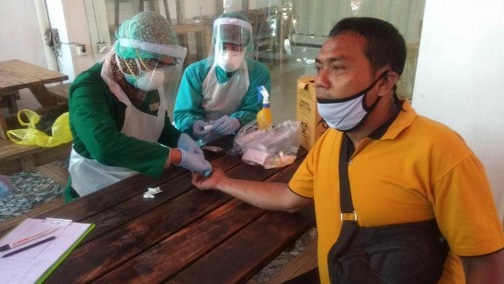 Salah satu warga Lamongan menjalani pemeriksaan rapid test. IDN Times/Imron