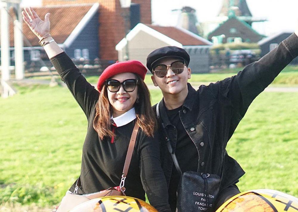 Jarang Terekspos, 10 Potret Kedekatan Rangga Moela dan Sang Mama!