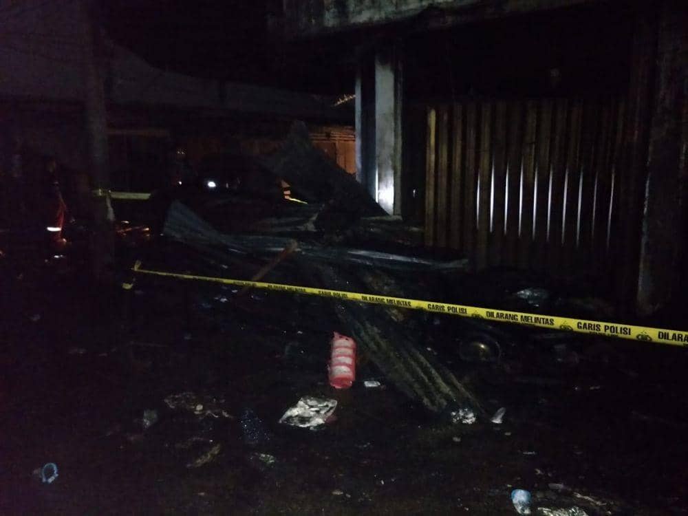 Polisi memasang polis line dilokasi kebakaran pasar Tavip (IDN Times/ istimewa)