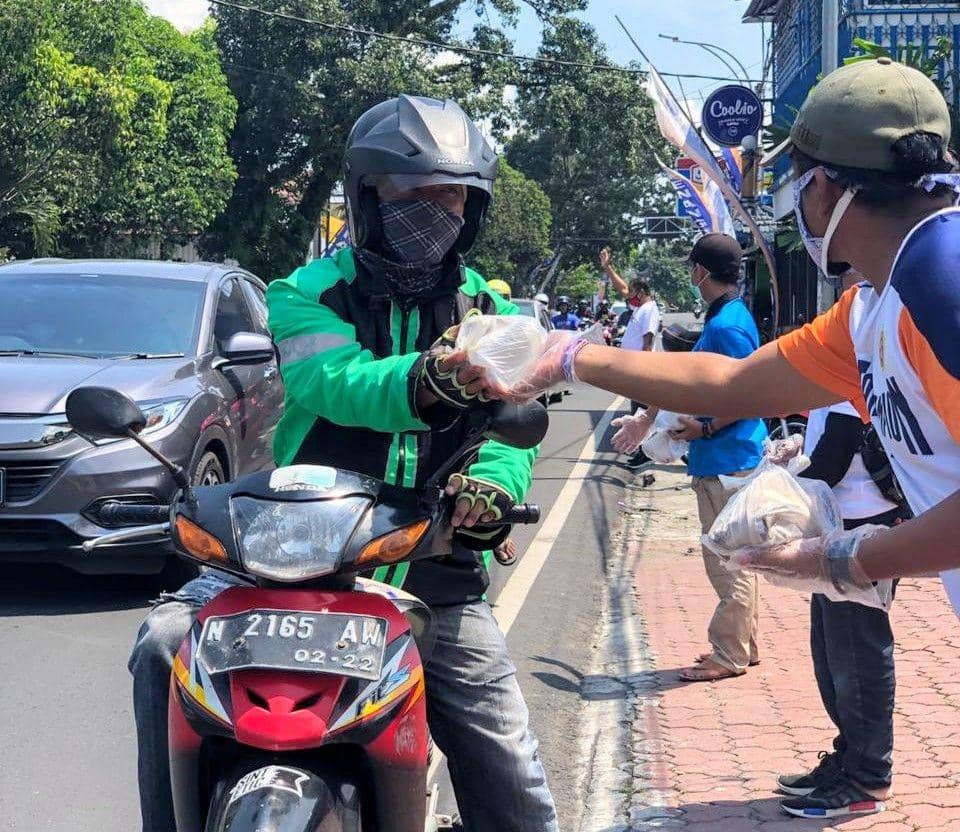 Bantuan nasi bungkus dibagikan setiap hari. Dok/ Arema