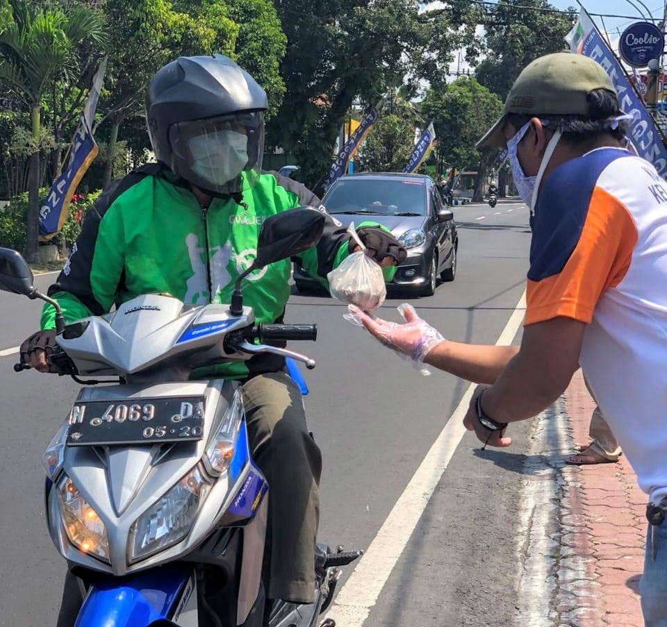 Arema FC Bagikan Nasi Bungkus untuk Pekerja Jalanan
