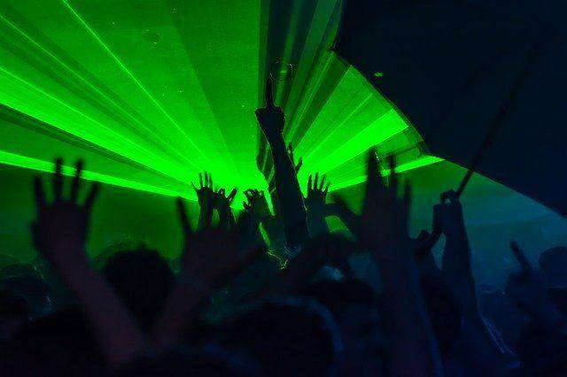ilustrasi club malam (pixabay/party lights music)