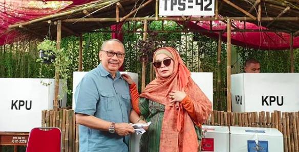 38 Tahun Menikah, 10 Potret Mesra Ebiet G Ade & Istri Jarang Terekspos