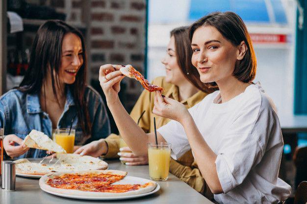 6 Reaksi Orang Ketika Diajak Makan Gratis Sama Teman, Kamu Gimana?