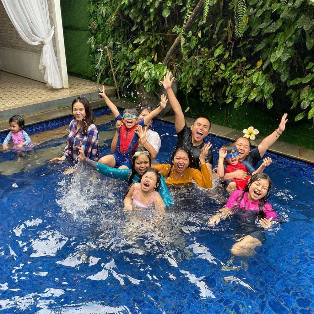 ilustrasi berenang /Instagram.com/raffinagita1717