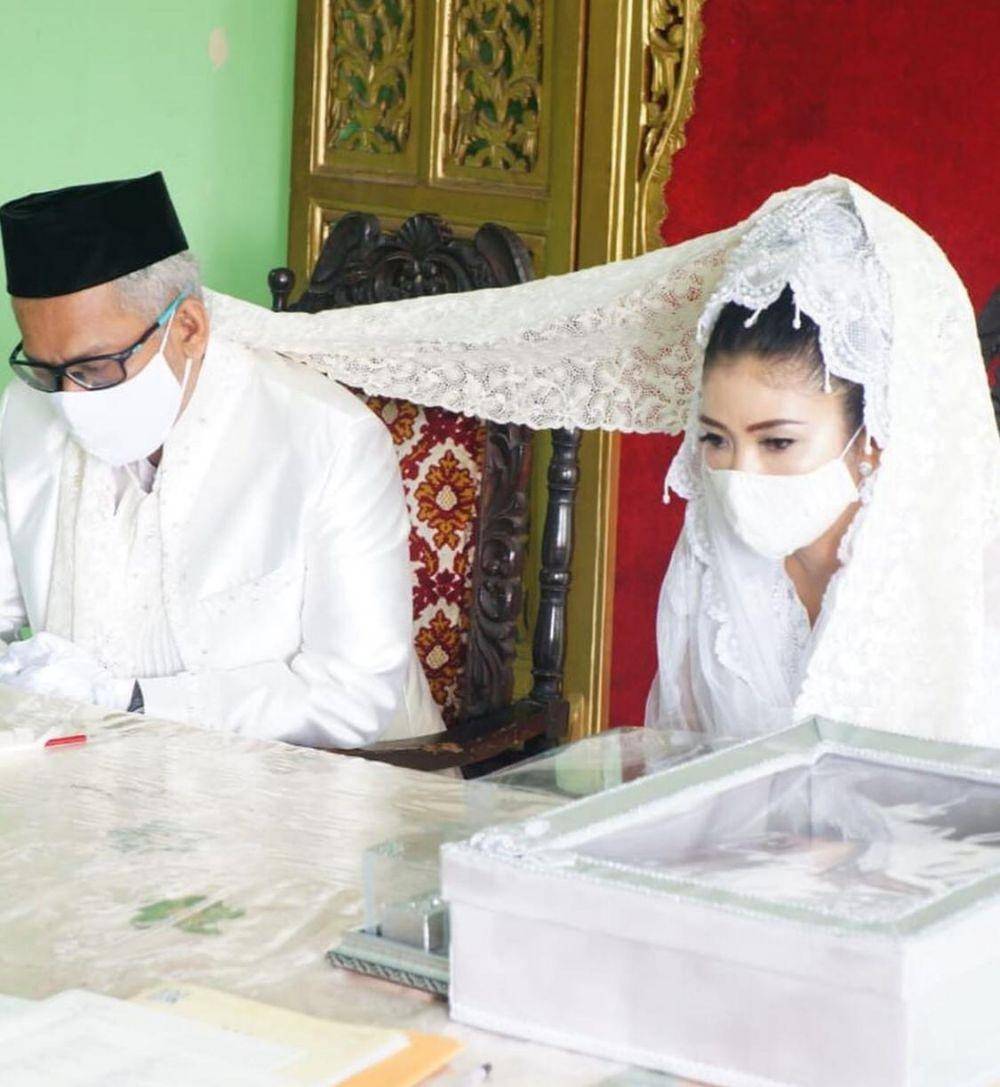 Akad nikah penulis Fira Basuki saat pandemi virus corona (Instagram @Firabasuki)