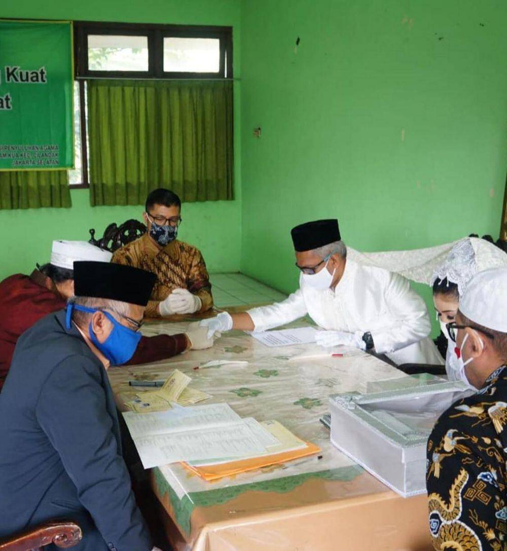 Akad nikah penulis Fira Basuki saat pandemi virus corona (Instagram @Firabasuki)
