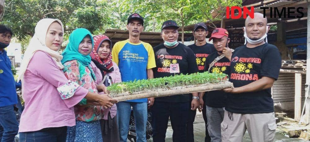 Pemberian bibit sayur mayur kepada masyarakat di Imogiri Bantul. IDN Times/Daruwaskita